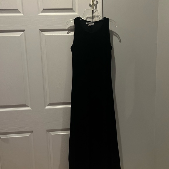 Elegant Black Velvet Maxi Dress Crew Neck Sleeveless - Picture 1 of 3